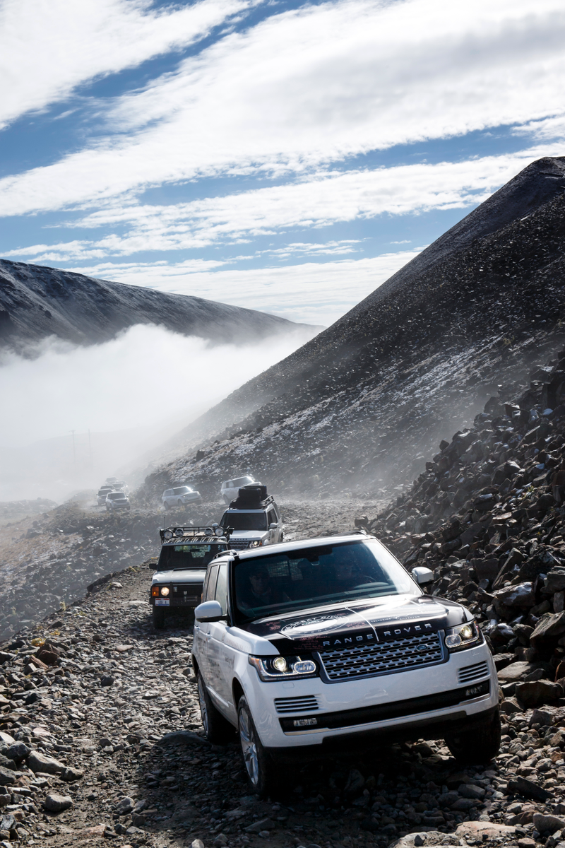 Illustration for article titled 25 Years Of Range Rovers Conquer Colorado In An Awesome Off-Road Reunion
